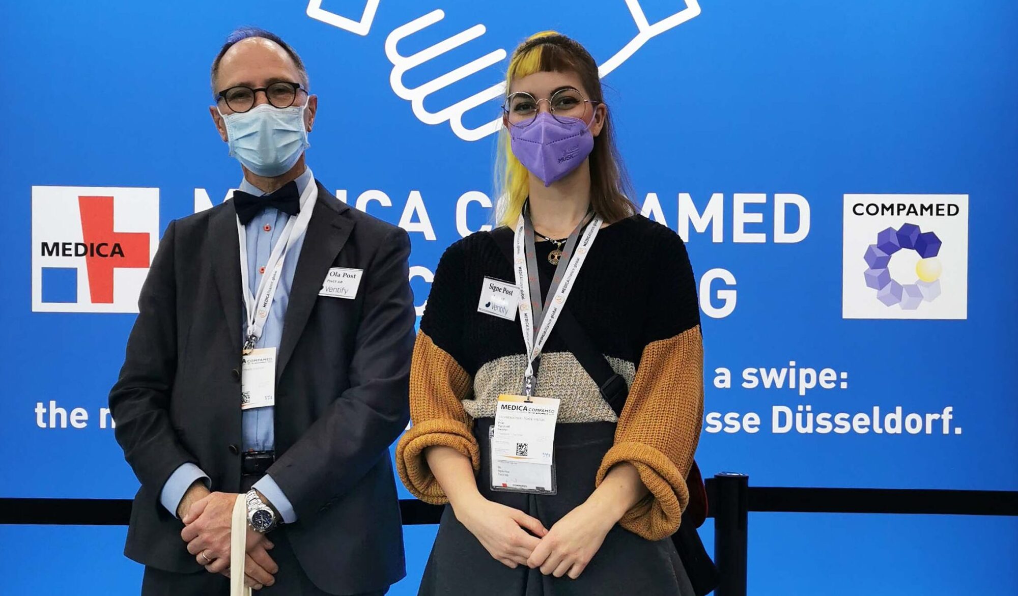 Per Ola Post och Signe Post med Medicas skylt bakom.